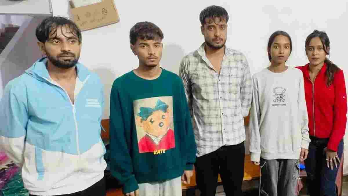 दनिया पुल पर बड़ा हादसा टला, बाढ़ के पानी में फंसी कार से पांच लोगों का रेस्क्यू