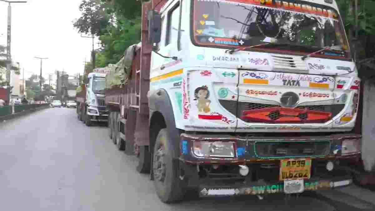 रायपुर में DRI की बड़ी कार्रवाई: ट्रकों में लोहे के सामान के नीचे छिपाकर ले जाया जा रहा 700 किलो गांजा जब्त, चार तस्कर हिरासत में