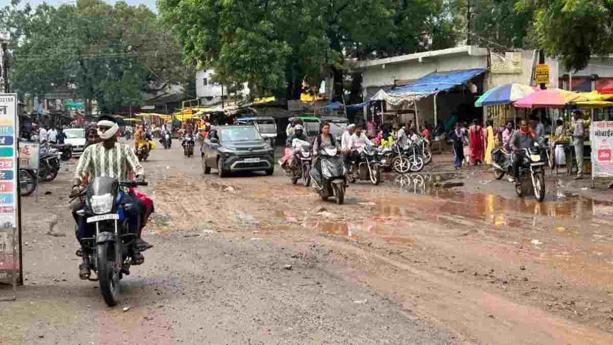 खैरागढ़ में सड़कों की बदहाली: प्रमुख मार्गों पर मिले 200 से अधिक गड्ढे, जान जोखिम में डालकर सफर करने को मजबूर लोग