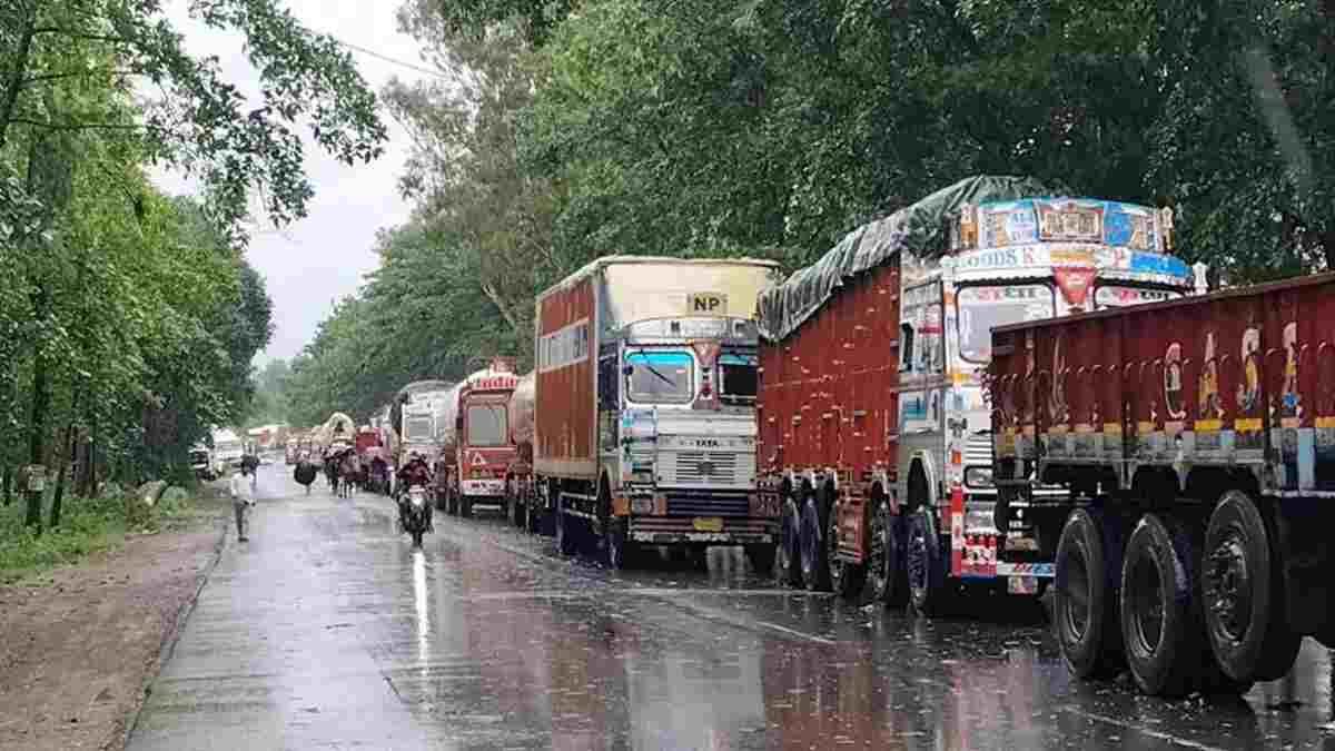 Bastar Heavy Rain: Jagdalpur-Raipur National Highway बंद, Sonarpal में 3 KM लंबा Traffic Jam
