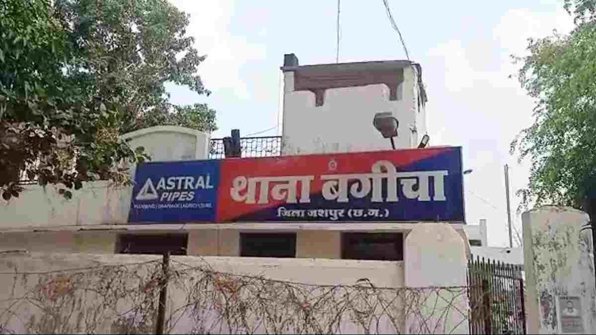 CG News: जशपुर में दर्दनाक सड़क हादसा, माता-पिता और बेटे की मौके पर मौत; टक्कर मारकर फरार हुआ वाहन