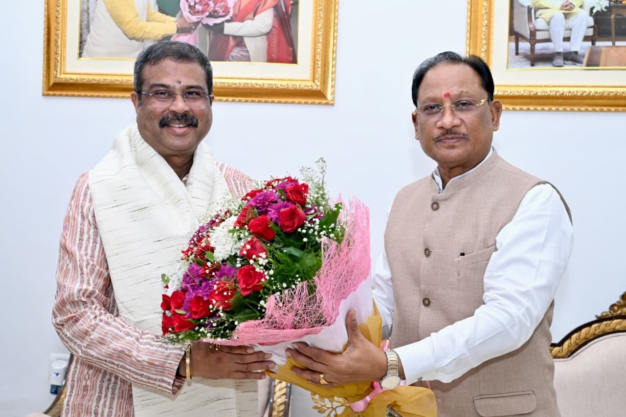  मुख्यमंत्री विष्णु देव साय से सांसद धर्मेंद्र प्रधान ने की शिष्टाचार भेंट