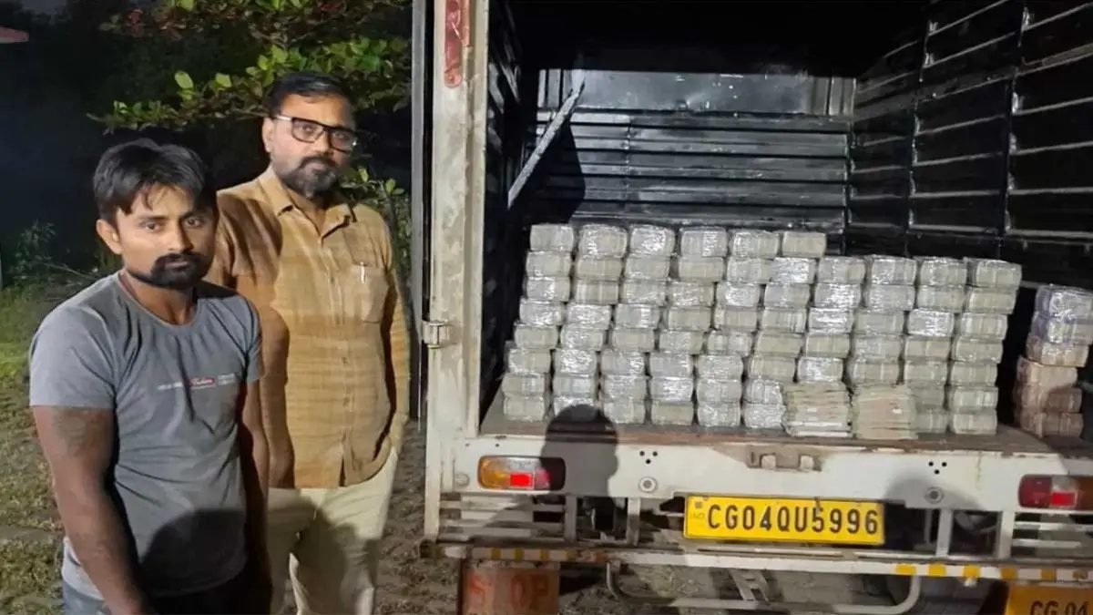 दुर्ग में पिकअप के गुप्त चेंबर से मिले 4 करोड़ रुपये कैश, रायपुर से नागपुर जा रहा था वाहन; दो हिरासत में