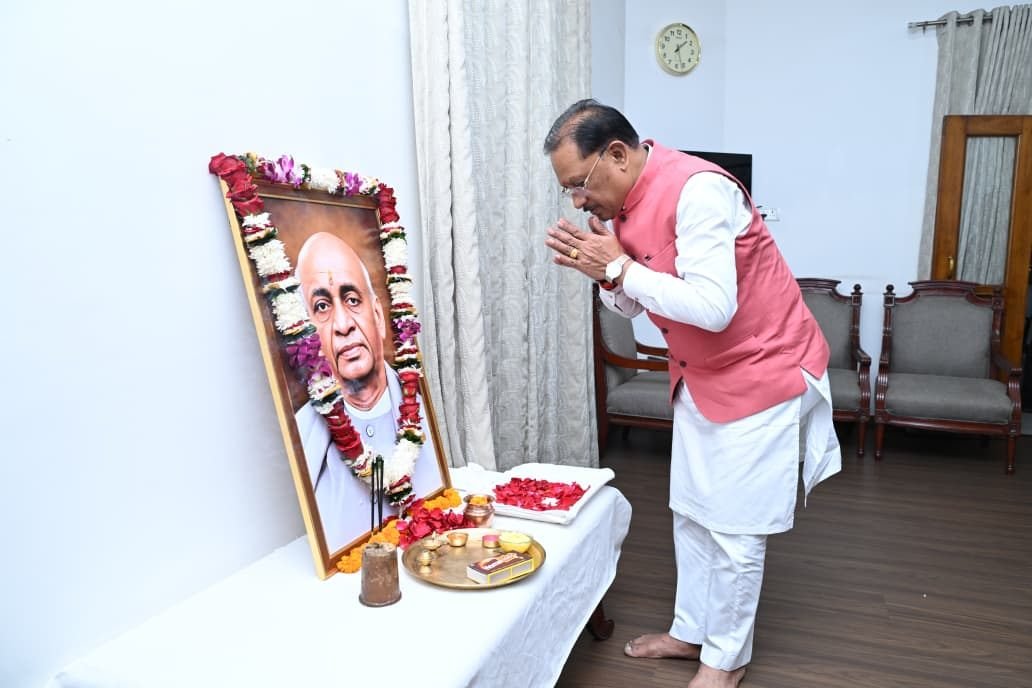 मुख्यमंत्री विष्णु देव साय ने लौह पुरुष सरदार वल्लभभाई पटेल की जयंती पर उन्हें किया नमन