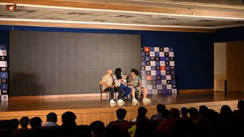रायपुर में ‘बहरूपिये लाइव स्केचेज कॉमेडी शो’ का धमाकेदार आयोजन, हाउसफुल रहा शो
