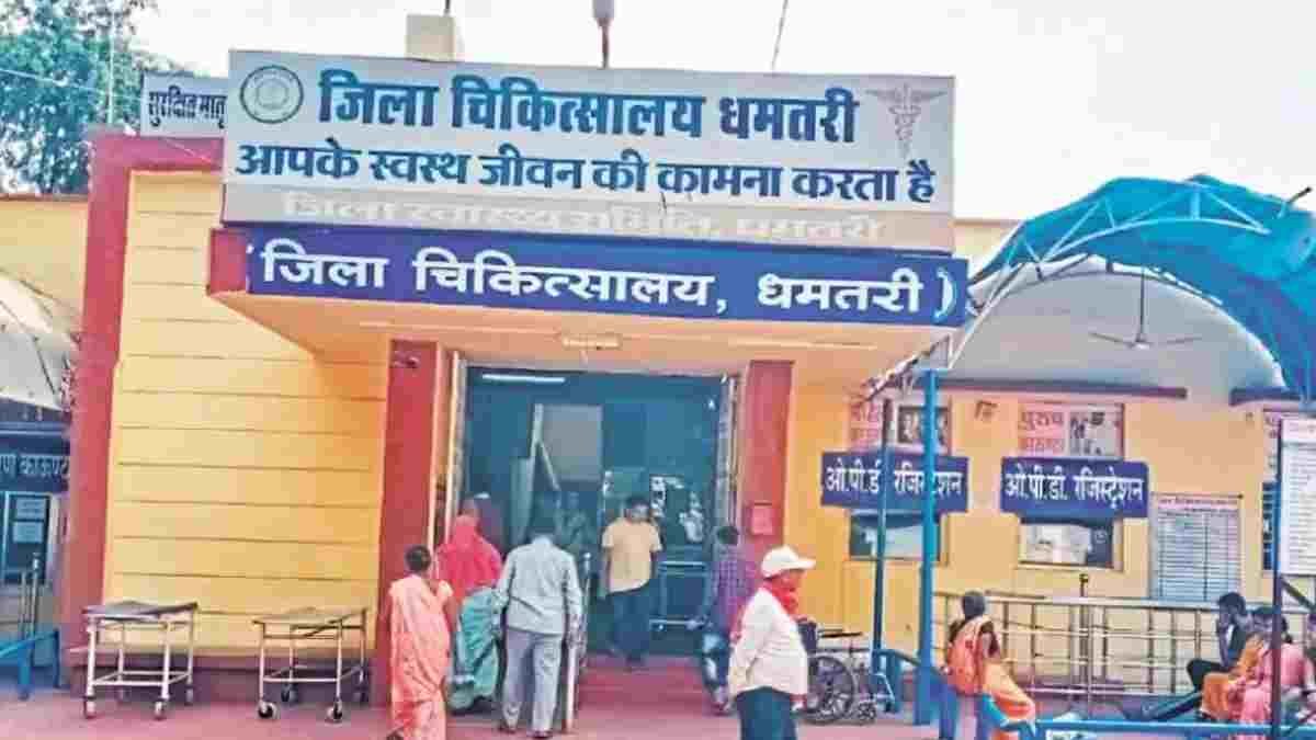 धमतरी में दर्दनाक सड़क हादसा: खड़े ट्रक से भिड़ी बाइक, पिता और 12 वर्षीय बेटे की मौत