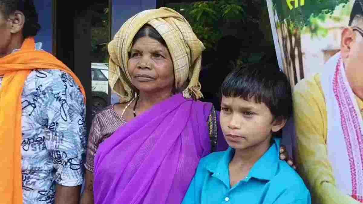 गुरु बालक दास की मूर्ति खंडित होने से फूटा आक्रोश, सैकड़ों लोग पहुंचे थाना; गिरफ्तारी की मांग
