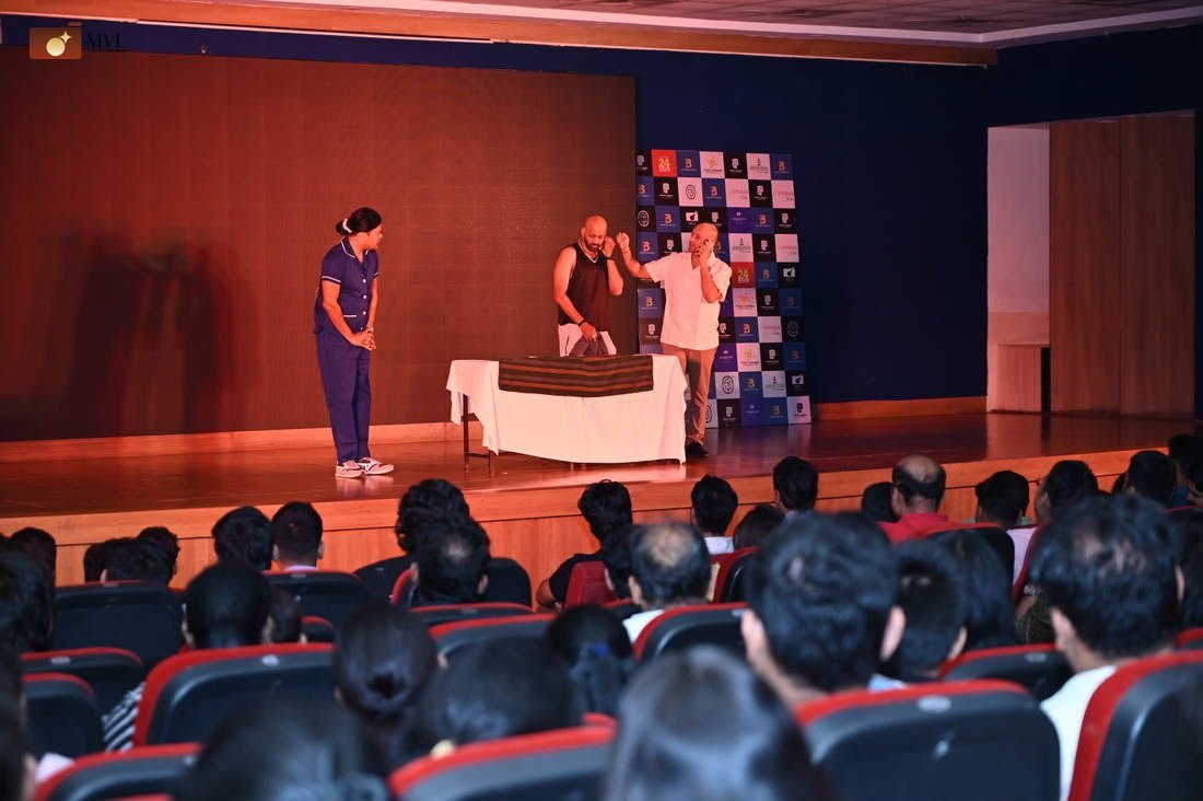 रायपुर में ‘बहरूपिये लाइव स्केचेज कॉमेडी शो’ की धूम, हाउसफुल रहा कार्यक्रम