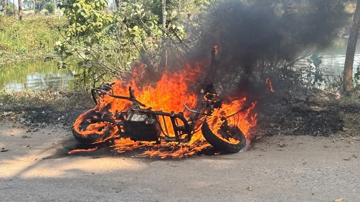 Korba News: कोरबा में चलती इलेक्ट्रिक स्कूटी में लगी भीषण आग, भाई-बहन ने कूदकर बचाई जान; VIDEO वायरल