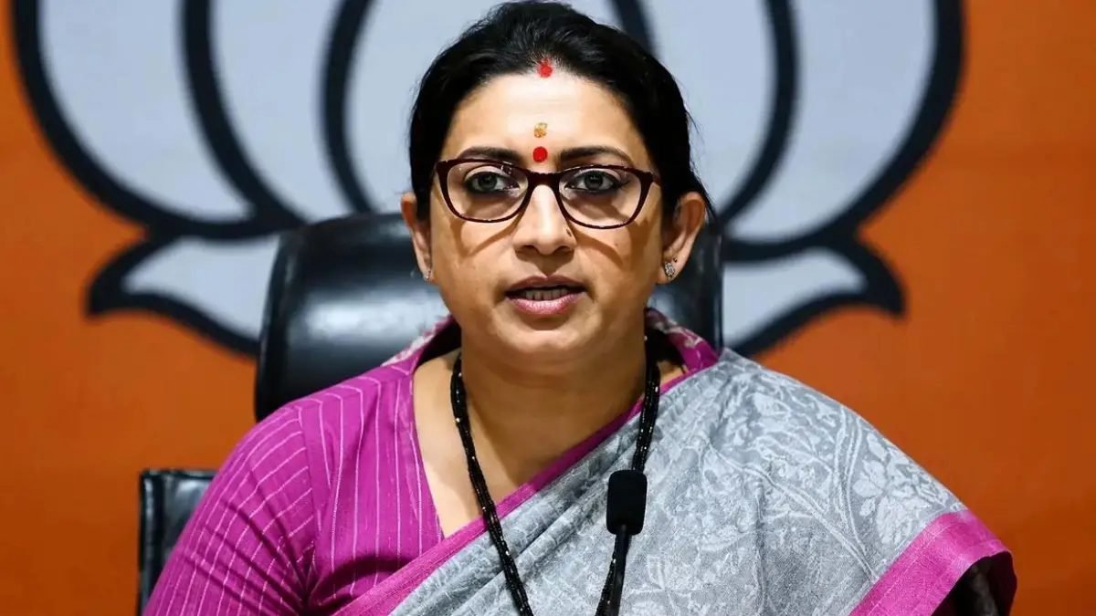 रायपुर में स्मृति ईरानी के सख्त तेवर: ‘मैडम’ शब्द पर जताई आपत्ति, कहा- देश में सिर्फ एक ही मैडम सोनिया गांधी