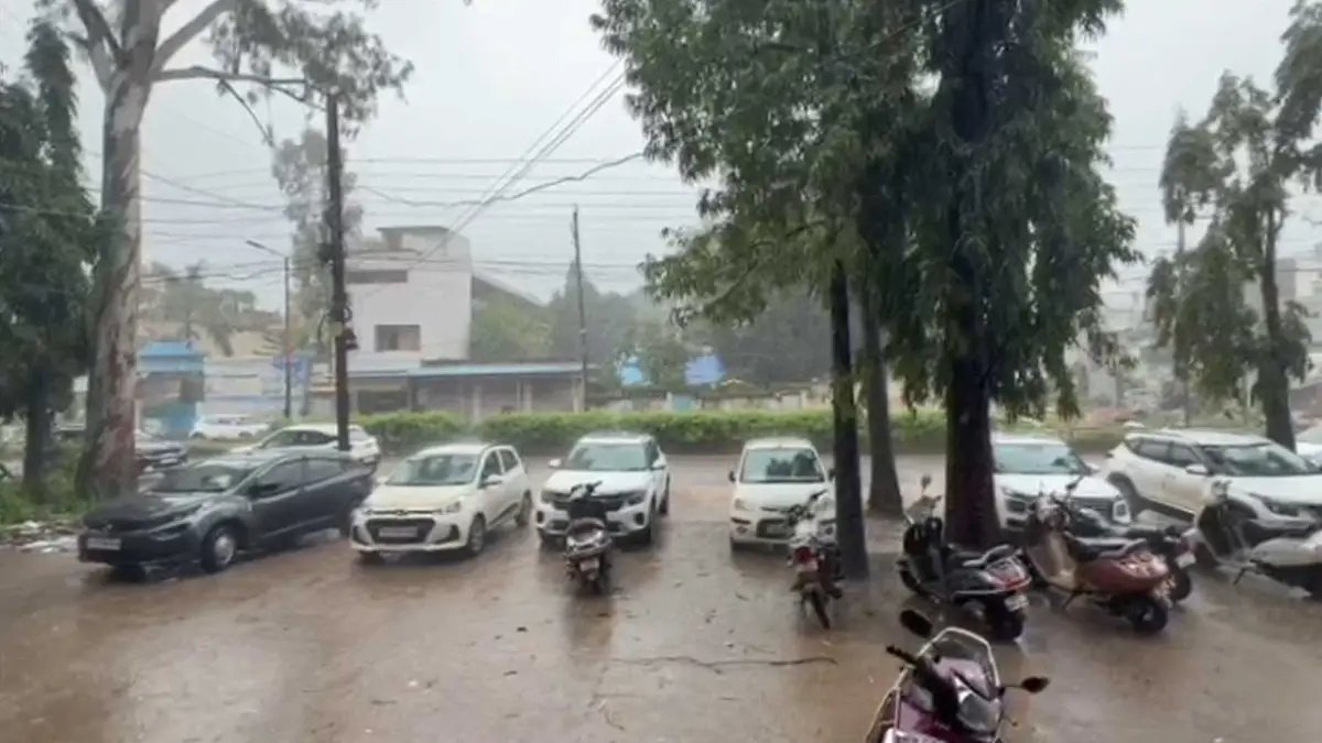 छत्तीसगढ़ में चक्रवात ‘अर्नब’ का असर! रायपुर में छाए बादल, बस्तर में बाढ़ का अलर्ट; दंतेवाड़ा में स्कूल बंद
