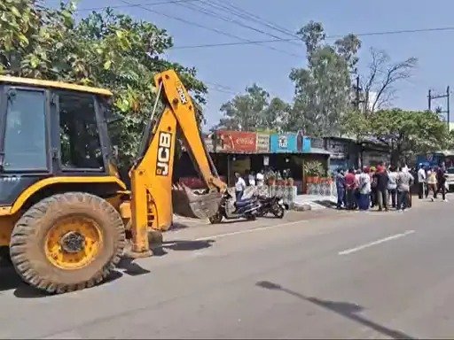 प्रिंस ढाबे पर हंगामा, संचालक ने खुद पर उड़ेला पेट्रोल; कोर्ट का आदेश आने तक डिमोलिशन स्थगित