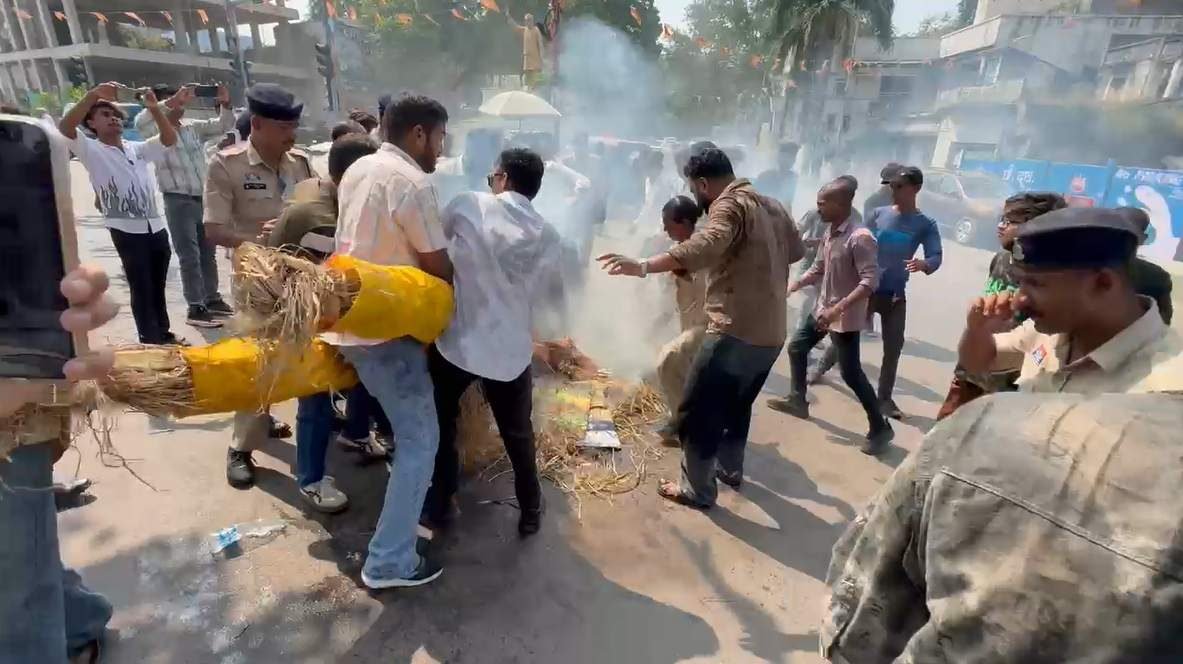 रायपुर में NSUI का प्रदर्शन: PM मोदी और मुख्य निर्वाचन आयुक्त ज्ञानेश कुमार के 21 फीट के पुतले फूंके, केंद्र के खिलाफ नारेबाजी